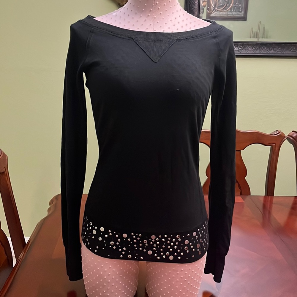 Exprés studded black top